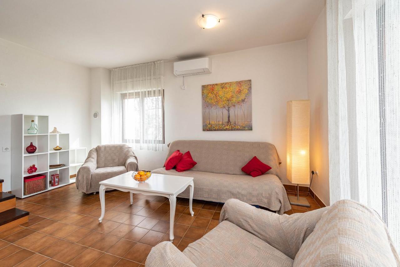 Beachfront Apartment Lostura Турань Экстерьер фото